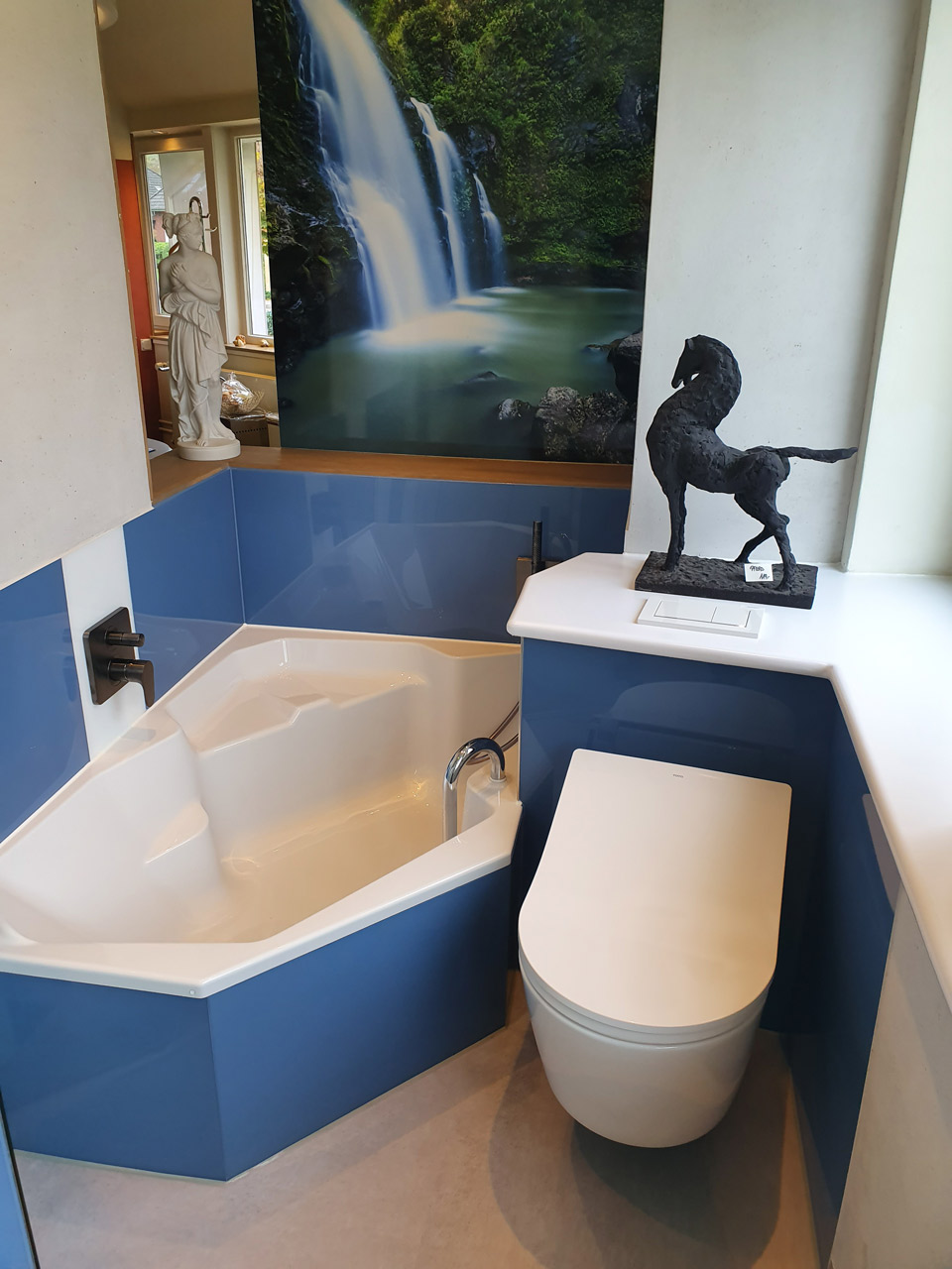 Ein blaues Bad mit Acrylplatten in der Badausstellung Norderstedt von Bäder Dunkelmann.