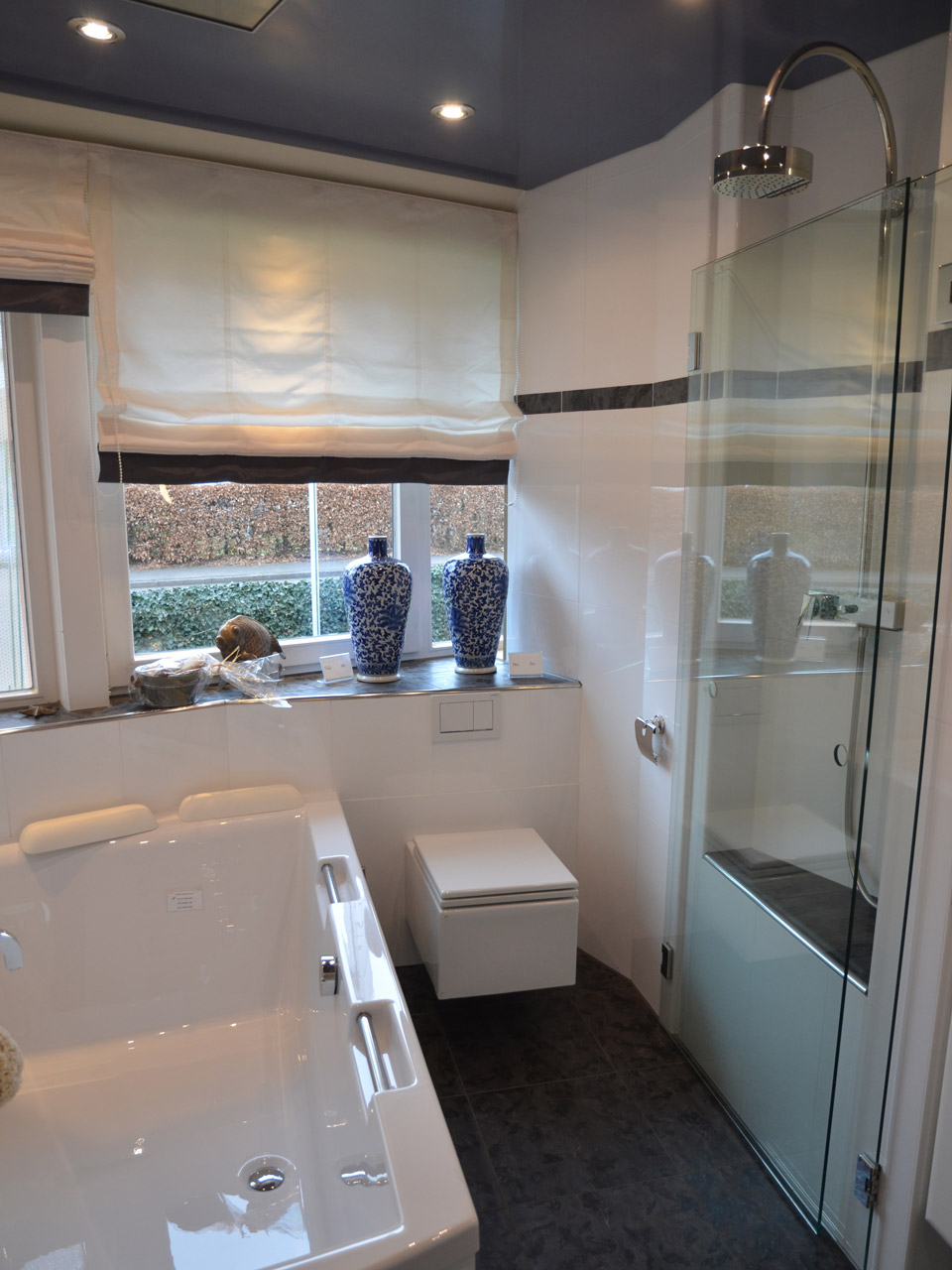 Eine Badewanne und eine Dusche in der Badausstellung Norderstedt von Bäder Dunkelmann.
