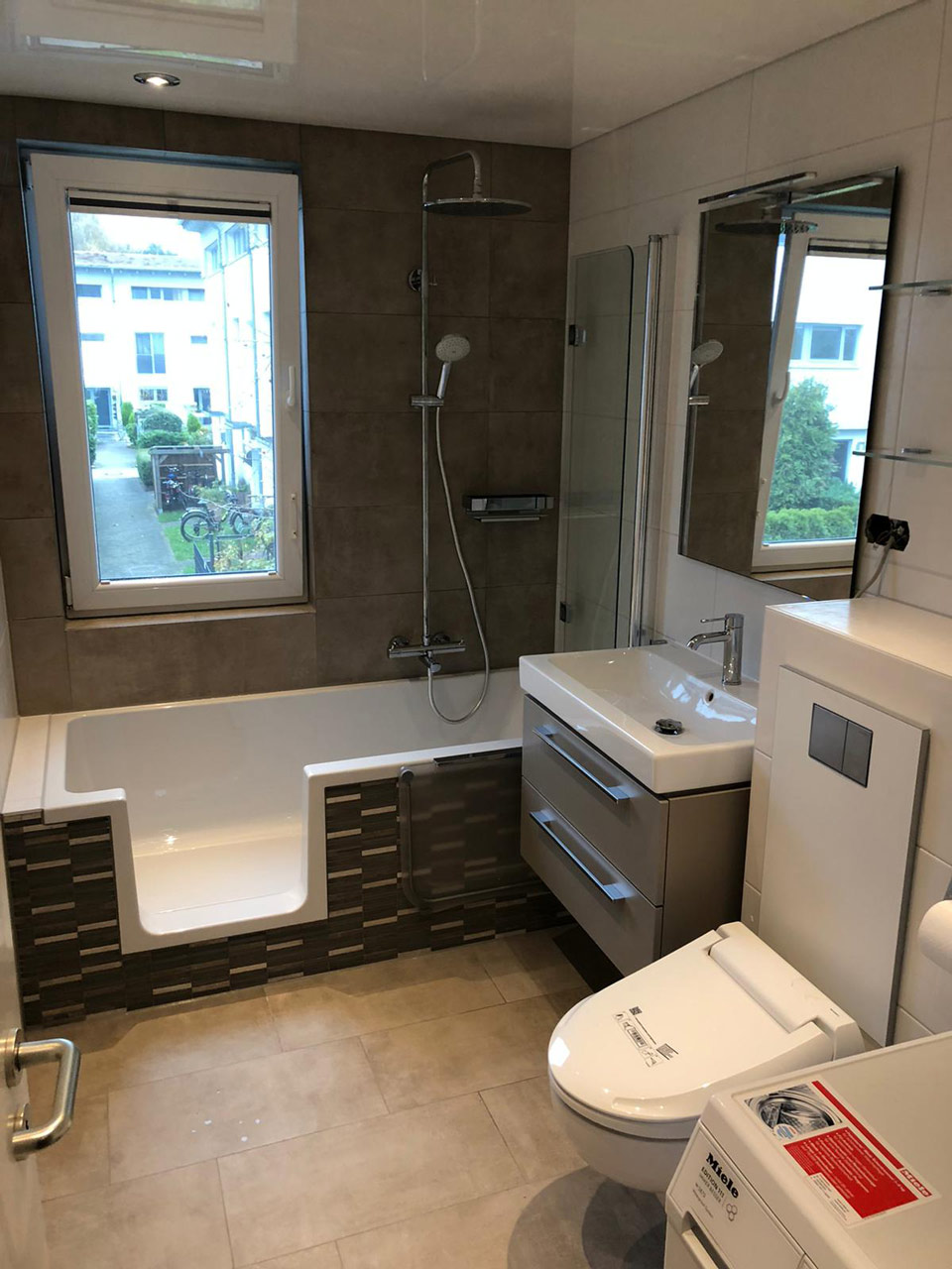 Badewanne mit Tür