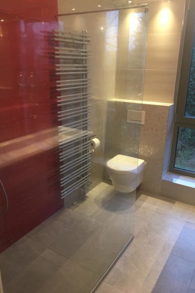 Badezimmer Duschbereich mit roten Akzenten