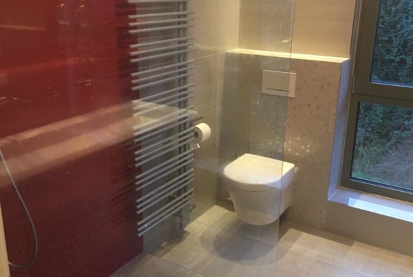 Badezimmer Duschbereich mit roten Akzenten