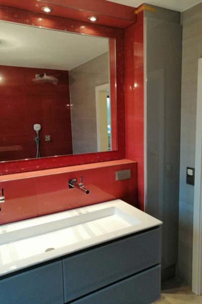 Badezimmer Waschtisch mit roten Akzenten