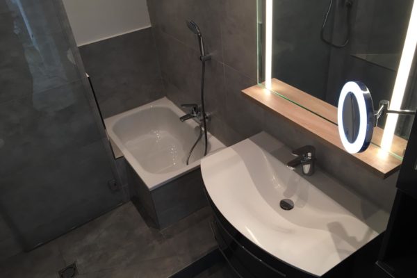 Badezimmer Waschtisch und Minibadewanne mit Dusche