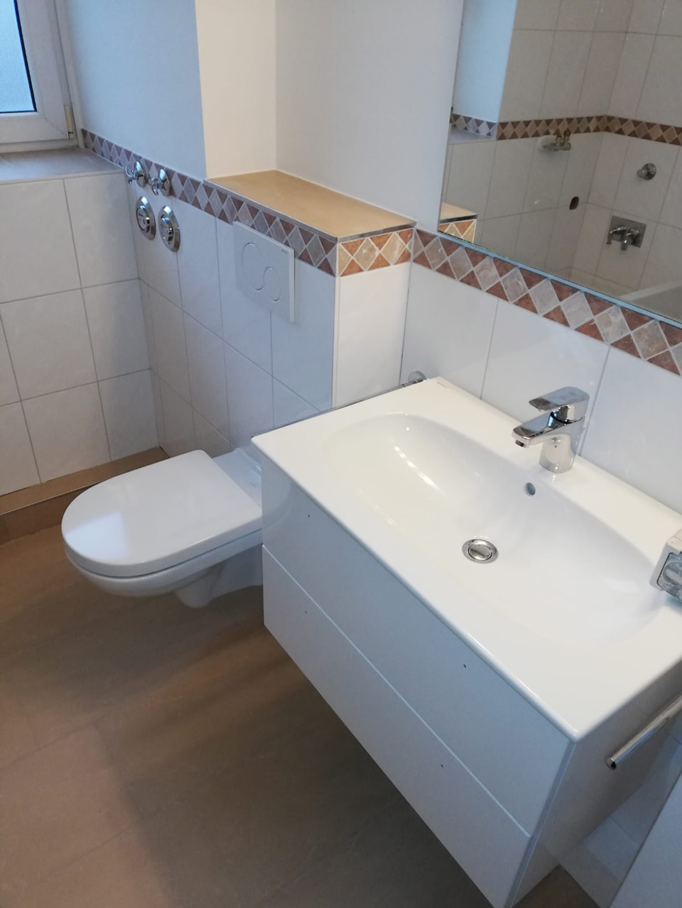 Badezimmer mit Waschtisch und WC