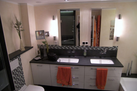 Badezimmer mit Fliesen-Akzente und Waschtisch mit Stauraum