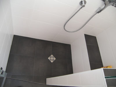 Duschbereich als Beispiel für schwarze Badfliesen von Bäder Dunkelmann.