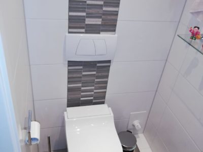 WC als Beispiel für schwarz-weiße Badfliesen von Bäder Dunkelmann.