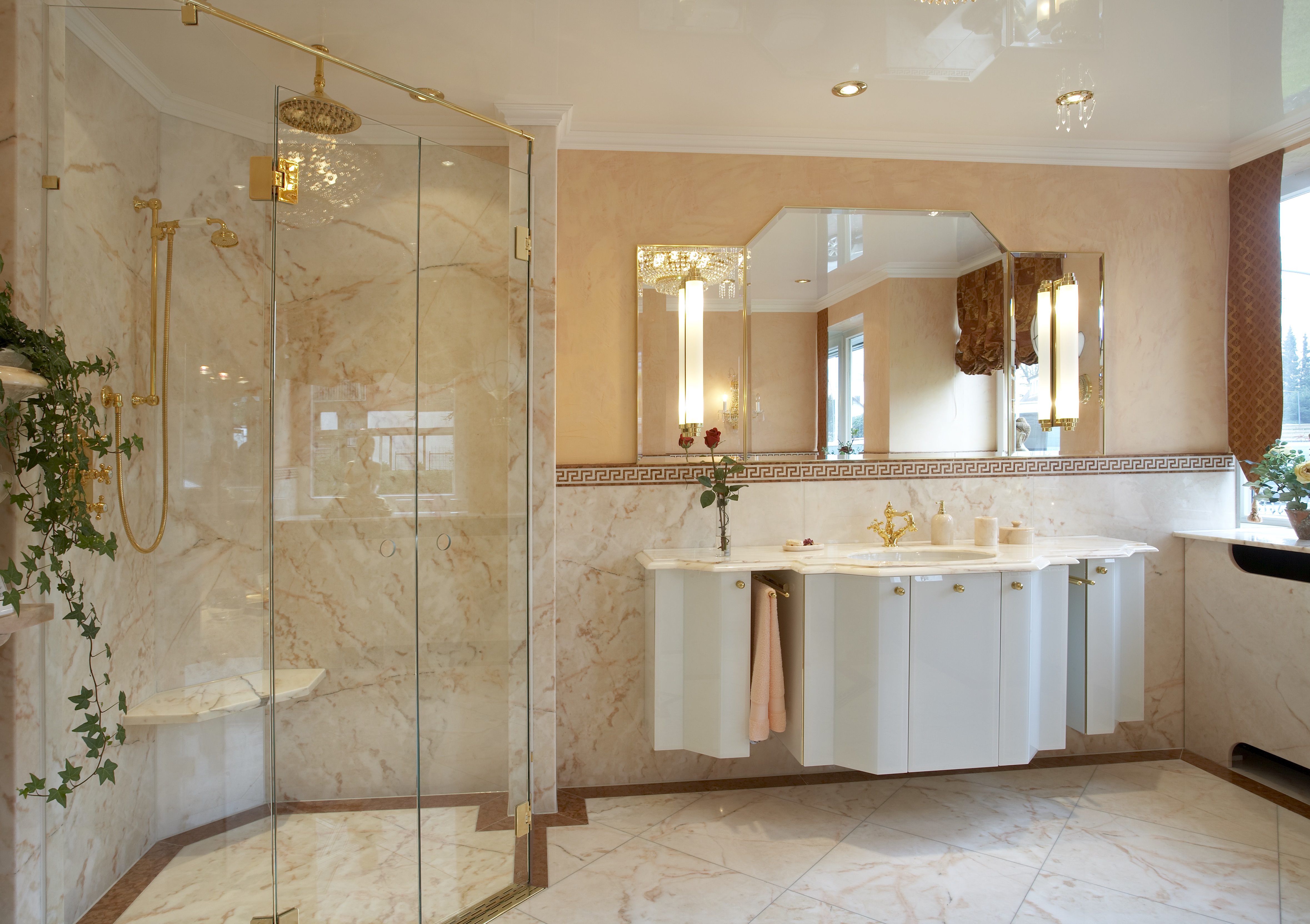 Luxuriöse Badezimmerfliesen im großen Badezimmer.
