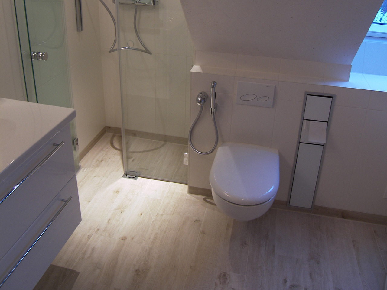 Helles Dachgeschoss-Badezimmer mit Badfliesen von Bäder Dunkelmann.