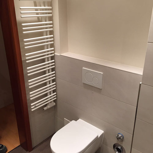 Die Toilette eines 4,3 qm kleinen Duschbads mit Vinylplatten nach der Badsanierung durch Bäder Dunkelmann.