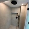 Dusche mit schwarzen Armaturen