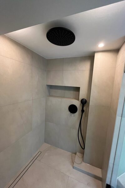 Dusche mit schwarzen Armaturen