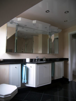 Waschtisch mit Stauraum und großem Spiegel