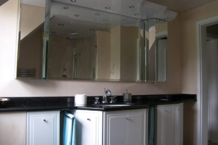 Waschtisch mit Stauraum und großem Spiegel