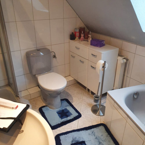 WC im alten Badezimmer mit Dachschräge in Schnelsen
