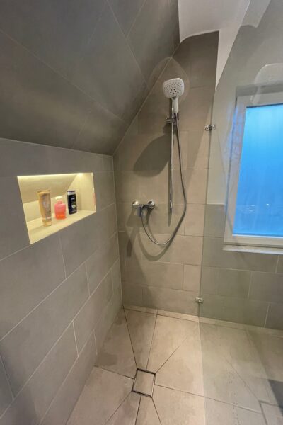 Dusche in Dachschräge – Kleines Bad gestalten