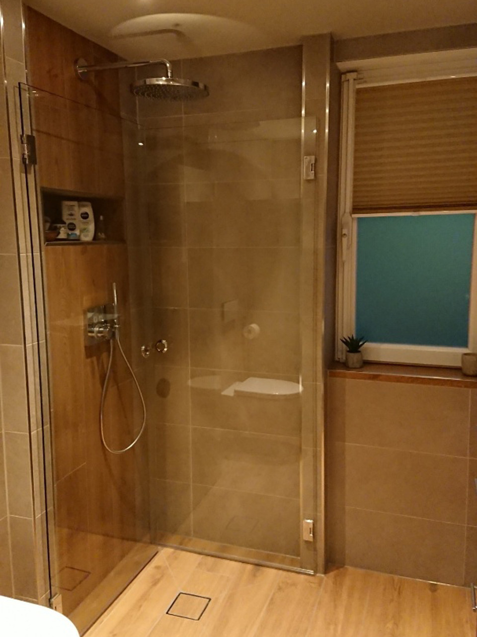 Dusche mit Glasklappwänden