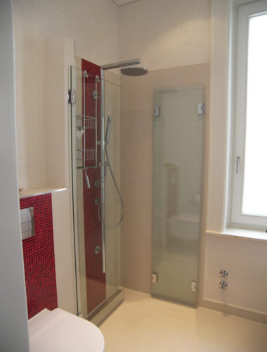 Dusche mit klappbare Glastrennwänden Kleines Bad
