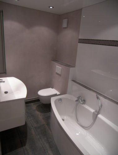 Kleines Bad mit Badewanne