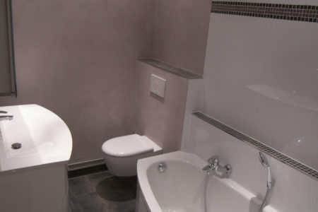 Kleines Bad mit Badewanne