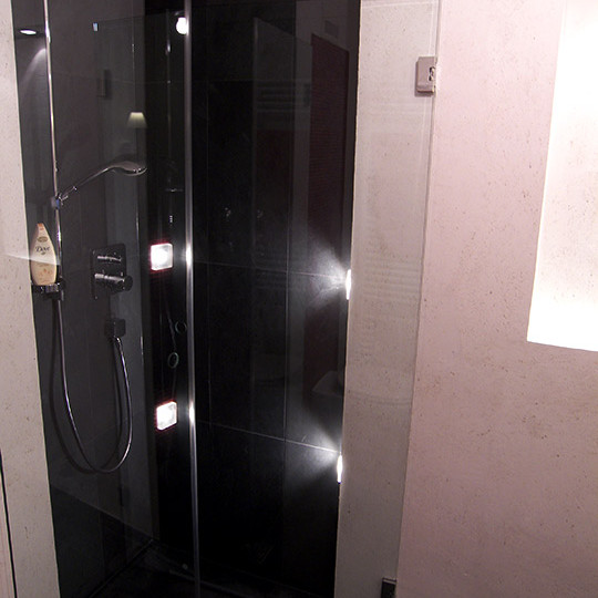 Glasmosaik Schenefeld Badezimmer mit Dusche