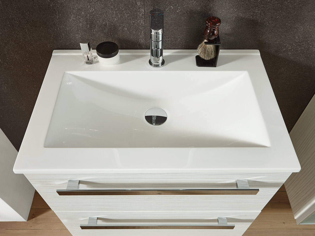 Waschtisch im kleinen Badezimmer.