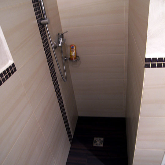 Mini Gäste-WC mit Dusche nach der Badsanierung durch Bäder Dunkelmann.