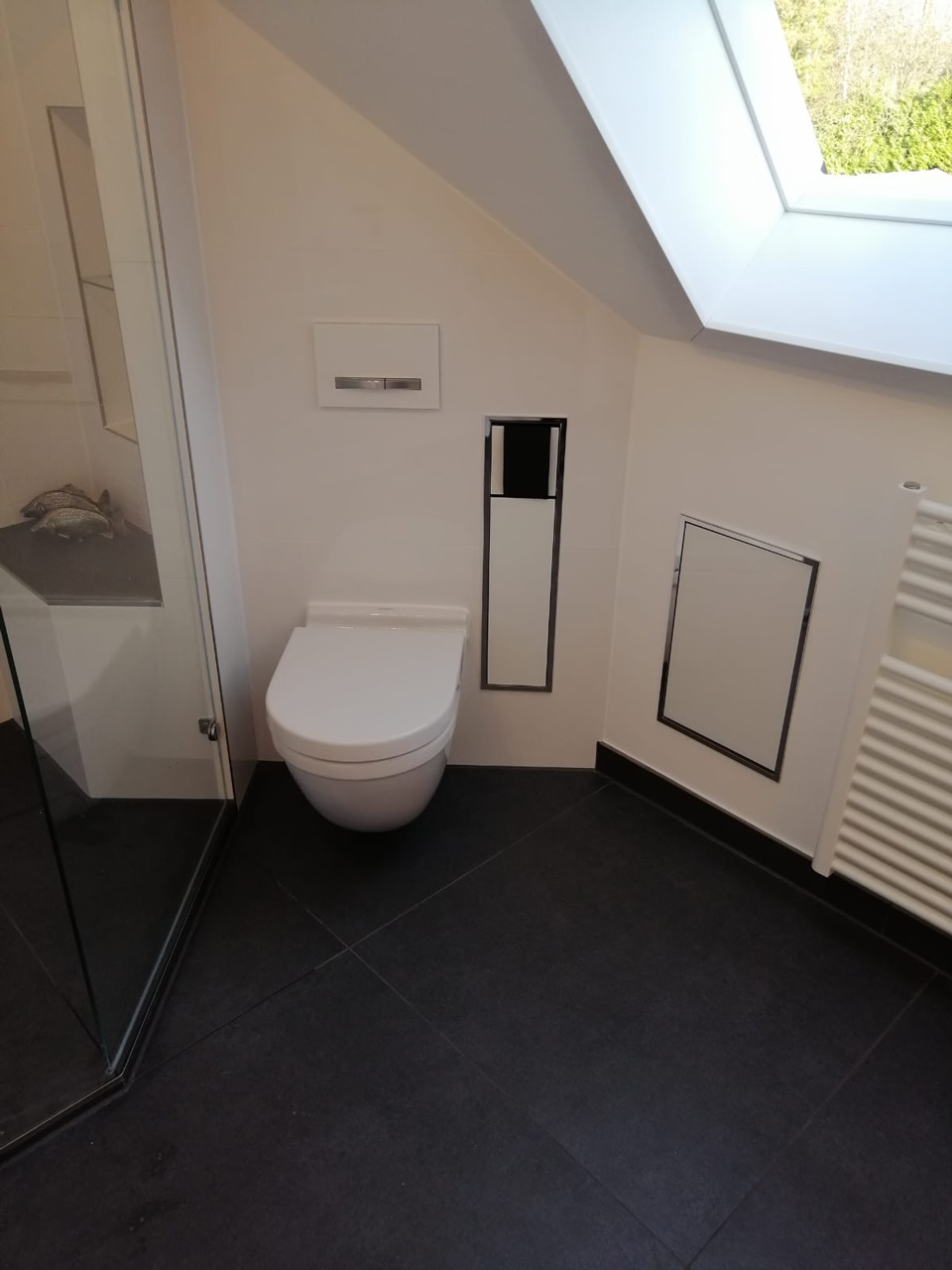 Modernes Duschbad mit Dachschräge