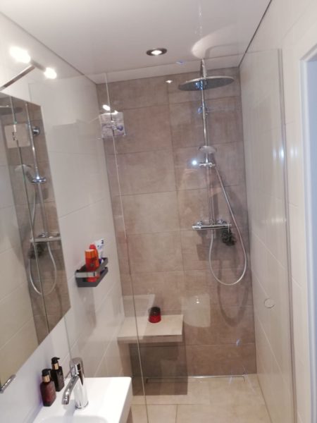 Neue Dusche mit Glasabtrennung