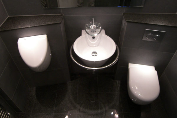 Schwarz weißes Bad WC