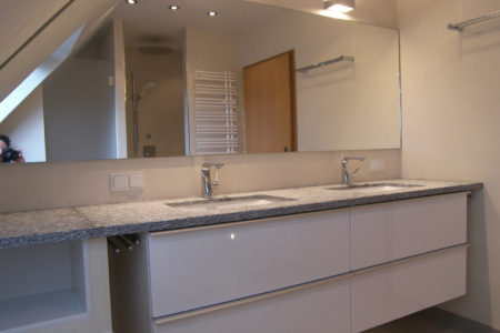 Spiegel und Waschtisch mit Stauraum im Badezimmer