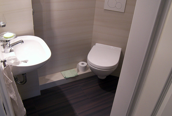 Mini Dusche mit WC nach der Badsanierung durch Bäder Dunkelmann.